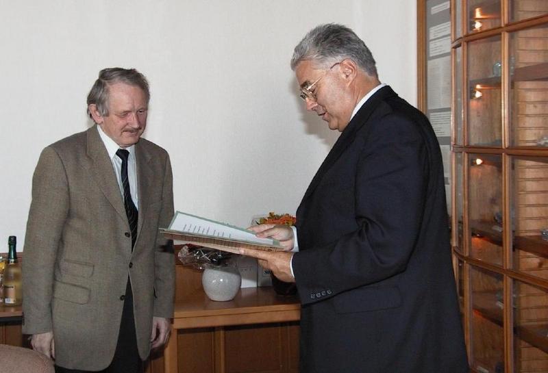 Professor Dr. rer.nat. Reiner Labusch (links) und der Rektor Professor Dr.-Ing. Peter Dietz.