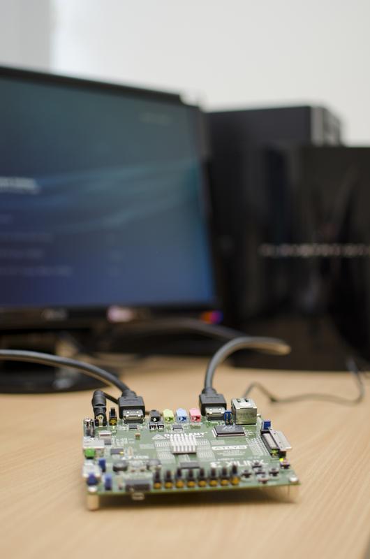 "Man-in-the-Middle“-Angriff: Als Mittelsmann manipuliert das FPGA-Board unerkannt die Kommunikation zwischen Blu-ray-Player und Flachbildschirm