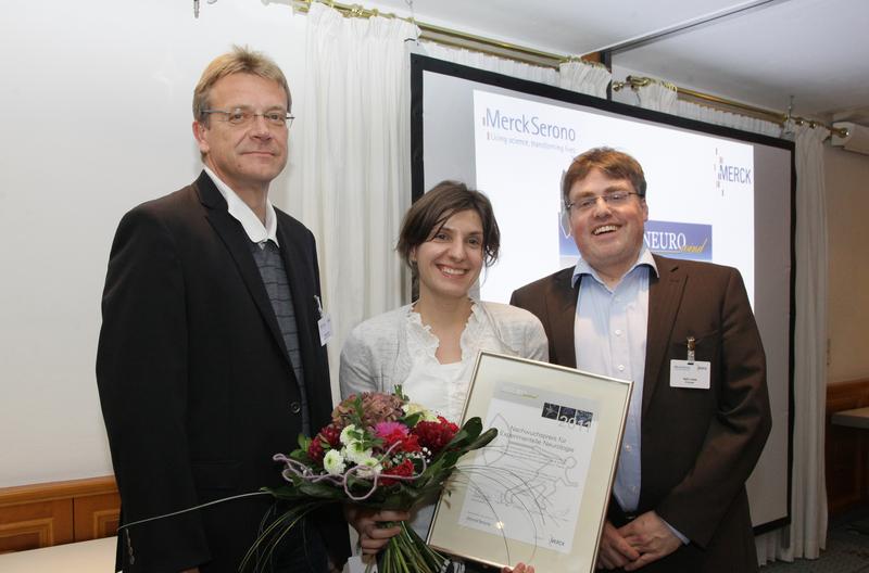 Ausgezeichnet: Die Preisträgerin Dr. Ivana Nikic, München, nahm den Neurowind e.V.-Forschungspreis vom Vorsitzenden der Jury, Dr. med. Ralf Linker, Erlangen (rechts), und PD Dr. med. Sigbert Jahn, Medizinischer Direktor, Merck Serono GmbH (links) entgegen.