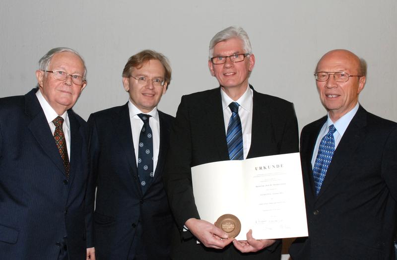 Verleihung der Jühling Medaille (v.l.n.r.): Prof. Dr. F. Arnold Gries (Vorstandsmitglied der Jühling-Stiftung), Prof. Dr. Michael Roden (wissenschaftlicher Geschäftsführer des DDZ), Prof. Dr. Markku Laakso, Prof. Dr. Hans Reinauer (Vorstandsmitglied der Jühling-Stiftung)