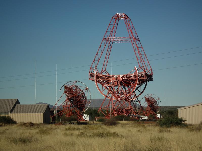 Dieses Teleskop in Namibia setzen Forscher im Rahmen des H.E.S.S.-Projekts ein. Auch Astrophysiker der FAU sind an dem Projekt beteiligt.