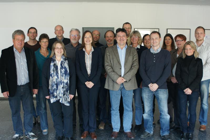 Beim Kick-off für das integrierte Campus-Management iCM wirkten mit (v.l.n.r.): Manfred Sommer (FB 12), Günter Reinhard (FB 04), Astrid Brandis-Heep (FB 17), Thorsten Bonacker (FB 03), Susanne Brunner (Stabsstelle CM), Ulrich Hasenkamp (FB 02), Cornelia Pehse (PeGo Consulting), Alexander Leitinger (HRZ), Egbert Opitz (FB 20), Joachim Schachtner (VP für IQM), Clemens Helf (HRZ), Jutta Weisel (HRZ), Renate Grebing (Personalrat), Andreas Gabriel (HRZ), Anna Widmer (Dez. III, Referat f. zentr. Prüfungsangelegenheiten), Cornelia Pietzsch (Schwerbehindertenbeauftragte), Cornelia Scheele (Dez. III, Referat f. zentr. Prüfungsangelegenheiten) und Timo Kraft (HRZ). Auf dem Foto fehlt Peter Müller (Personalrat). 