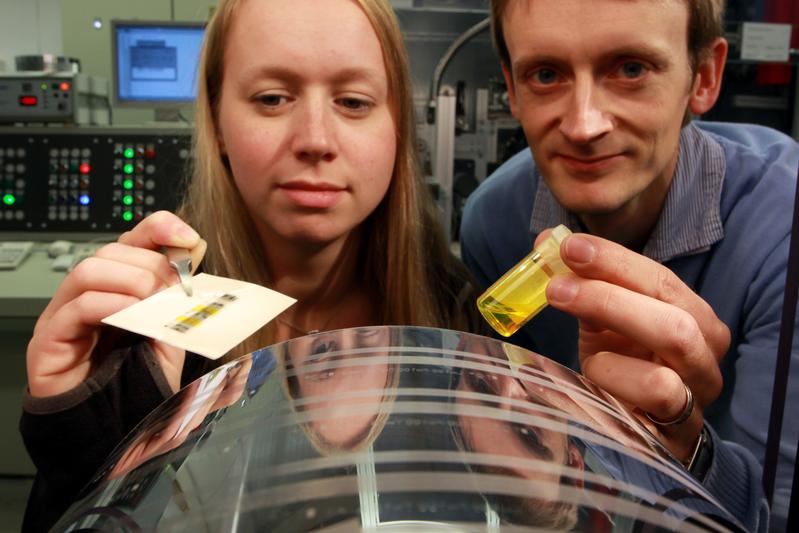 Maxi Bellmann und Dr. Georg Schmidt vom Institut für Print- und Medientechnik präsentieren einen dreidimensionalen vollständig gedruckten polymeren Schaltkreis und die Halbleiter-Lösung, die als Druckfarbe genutzt wird. Solche Schaltkreise stellen die TU-Wissenschaftler im Rahmen des Projektes FLEXIBILITY an einer Rolle-zu-Rolle-Druckmaschine her.