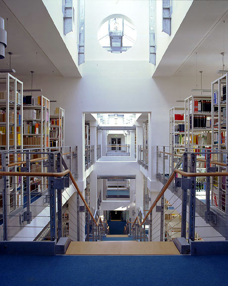 Architektur: Eine einzügige Treppe zieht sich vom Keller bis ins Dachgeschoss.