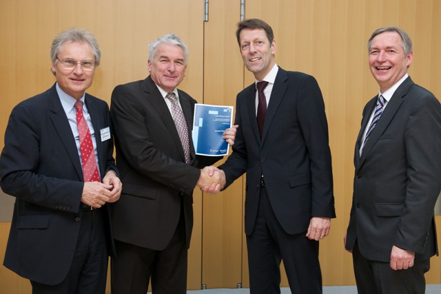 Übergabe des acatech Positionspapiers "Cyber-Physical Systems" an Staatssekretär Georg Schütte (v.l.n.r. Henning Kagermann, acatech Präsident; Manfred Broy, Projektleiter agenda CPS; Georg Schütte, Staatssekretär im BMBF; Reinhold Achatz, Siemens)