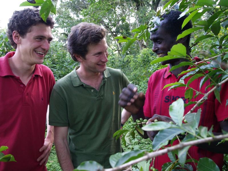 Coffee Circle-Gründer Martin Elwert (links) und Moritz Waldstein-Wartenberg (Mitte) auf der Kaffeeplantage / Quelle: Coffee Circle