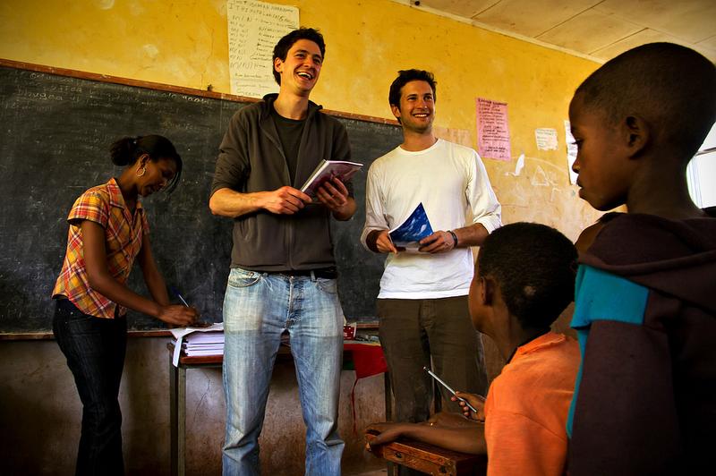 Coffee Circle-Gründer Martin Elwert (links) und Moritz Waldstein-Wartenberg (Mitte) bei einem Entwicklungshilfeprojekt in Afrika / Quelle: Coffee Circle