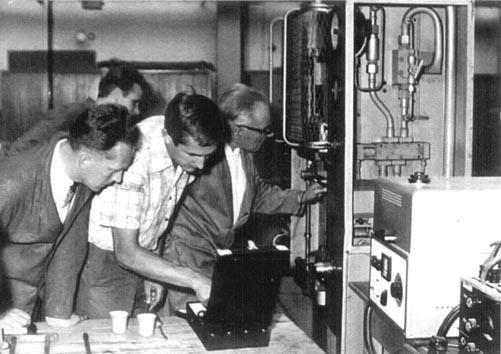 Auch bei den Praktika legte Prof. Möbius (rechts, hier mit Studenten an einem Versuchsstand) mit Hand an. Links mit Kittel: Versuchsfeldleiter Günter Keil.