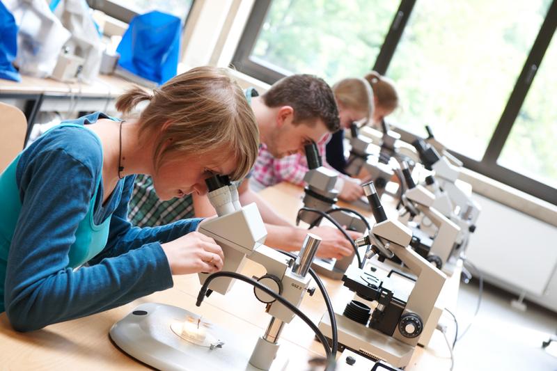 Die Hochschule OWL setzt auf praxisorientierte Lehre.