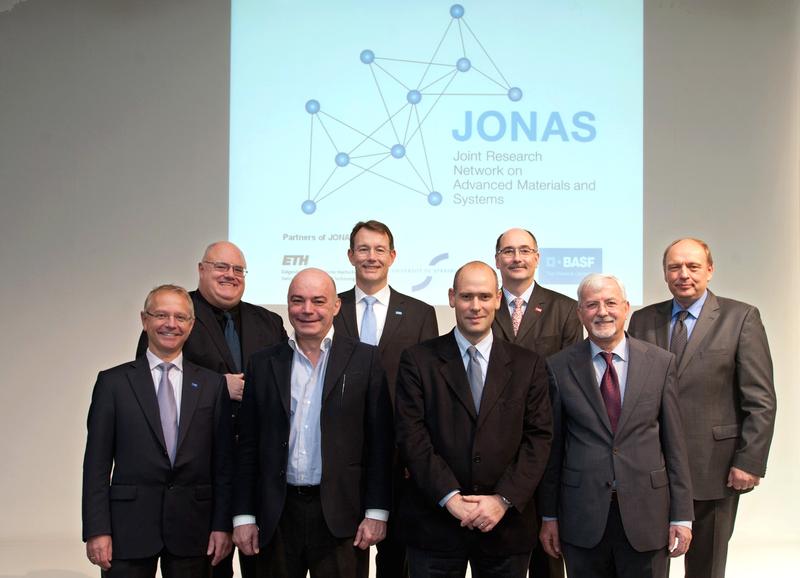 BASF und drei europäische Top-Universitäten forschen gemeinsam an funktionalen Materialien. Das Bild zeigt Vertreter der beteiligten Partner von JONAS (v.l.): vorne: Dr. Christian Fischer (Leiter Polymerforschung BASF), Prof. Massimo Morbidelli (ETH Zürich), Prof. Paolo Samori (Uni Straßburg, ISIS), Prof. Ludwig L. Gauckler (ETH-Zürich); hinten: Prof. Rolf Mülhaupt (Uni Freiburg), Michael Heinz (Mitglied der Geschäftsleitung, BASF), Dr. Bernd Bruchmann (BASF - JONAS), Prof. Jürgen Rühe (Uni Freiburg)