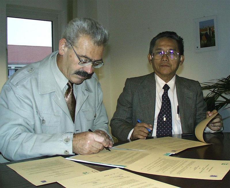 Dr. Anam Mostavan (rechts) bei der Vertragsunterzeichnung durch Rektor Storm.