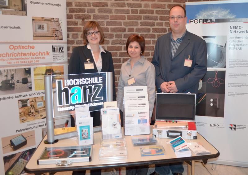 Bild (v.l.n.r.): Messestand des PCL der Hochschule Harz: Stefanie Haupt, Evgenia Ferster und Dr. Matthias Haupt.