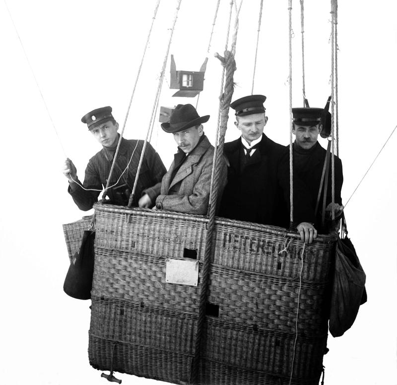 Wegener (zweiter.v.l) mit Kollegen im Freiballon auf einer Meßfahrt