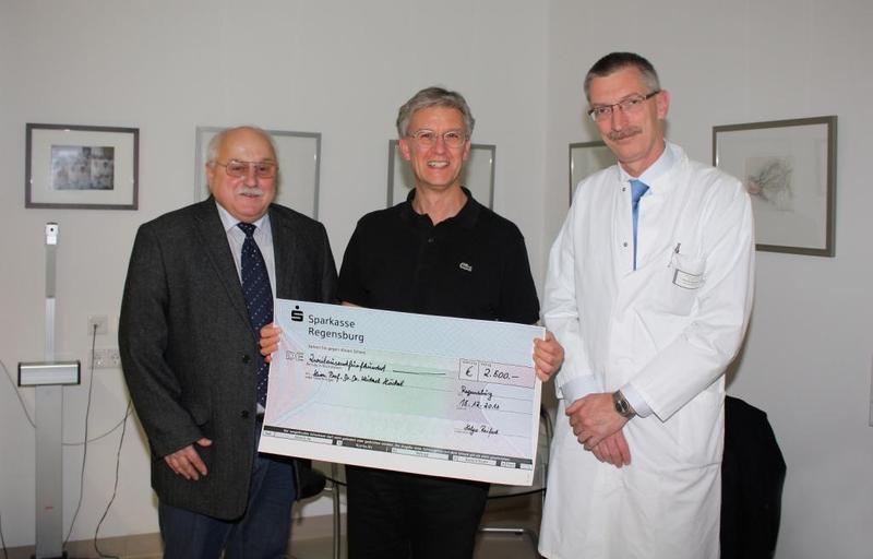Prof. Michael Höckel (mi,), freut sich über den Helga-Reifert-Preis, überreicht durch Volker Beyer, Stiftungsratsmitglied (li.) und Prof. Christoph Baerwald, Studiendekan der Medizinischen Fakultät. 