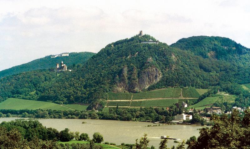 Die Vulkanlandschaft Siebengebirge mit dem Drachenfels am Rhein