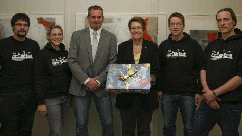 Akademischer Rat Dr. Stefan Kruse, Rektorin Prof. Dr. Astrid Beckmann, Studierende der Abteilung Technik