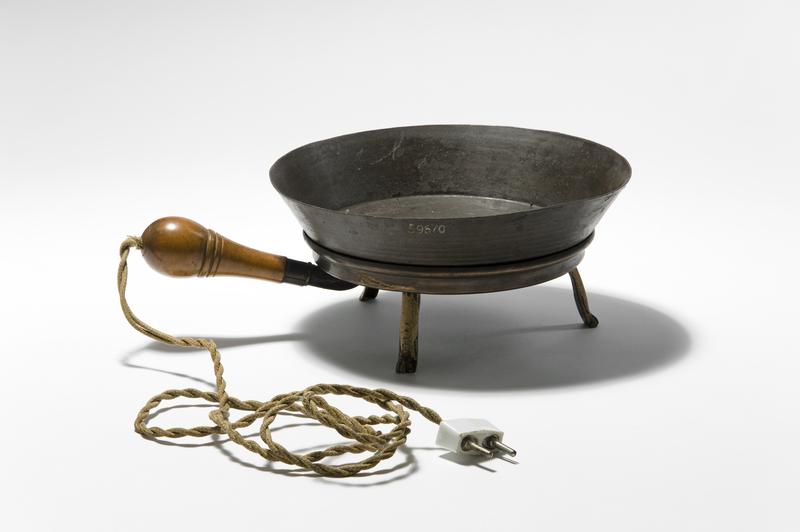 Was man heute nur als asiatische Woks kennt, war um 1900 der Inbegriff ‚modernen’ Kochens: die elektrische Bratpfanne. Lange bevor es den elektrischen Komplettherd gab, wurde das Kochgeschirr an das neue Stromnetz angeschlossen. 
