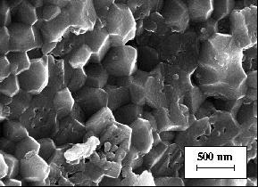 REM-Aufnahme des Inneren einer bei einem Preßdruck vom 80 MPa und einer Temperatur von 1300°C hergestellten Fügenaht, welche mit desagglomeriertem Aluminiumoxid-Nanopulver produziert wurde.