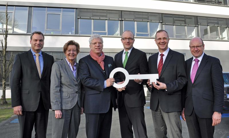 Schlüsselübergabe vor dem neuen Anbau des Zentrums für Nanotechnologie (CeNTech) in Münster: Zur Einweihung kamen Dr. Walther Pelzer vom NRW-Wissenschaftsminsterium, Prof. Dr. Ursula Nelles, Architekt Rainer M. Kresing, CeNTech-Geschäftsführer Dr. Thomas Robbers, wissenschaftlicher CeNTech-Leiter Prof. Harald Fuchs und Münsters Oberbürgermeister Markus Lewe.