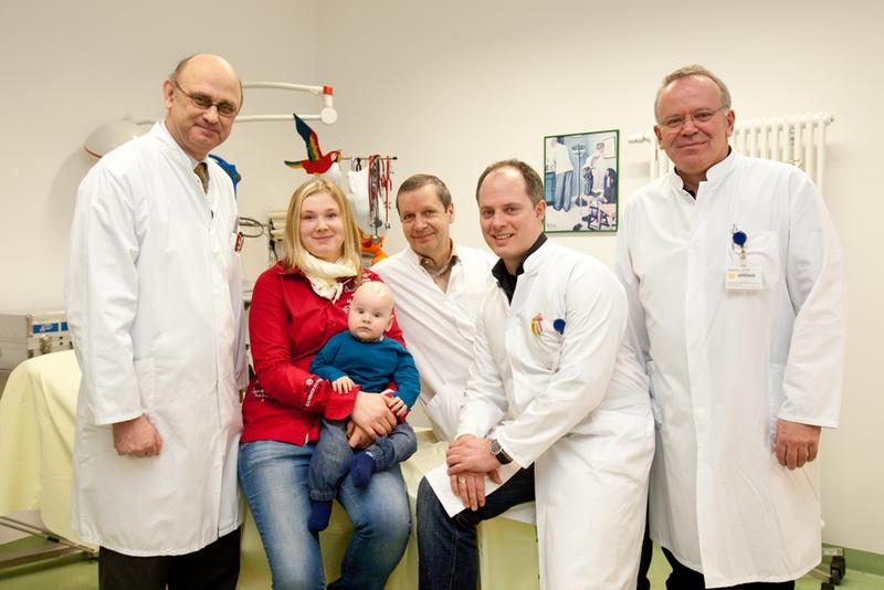 Prof. Dietger Niederwieser (l.) und Prof. Christiansen (r.) mit einem ihrer kleinsten Patienten. Foto: Stefan Straube/UKL 