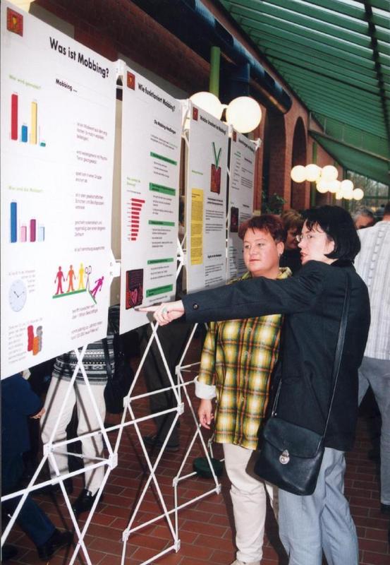 Dass, was kränkt, auch krank macht, erläutert von Mitte Oktober bis Mitte November eine Ausstellung über Mobbing, die in der Fachhochschulabteilung Recklinghausen zu sehen ist. Foto: AOK, Abdruck honorarfrei