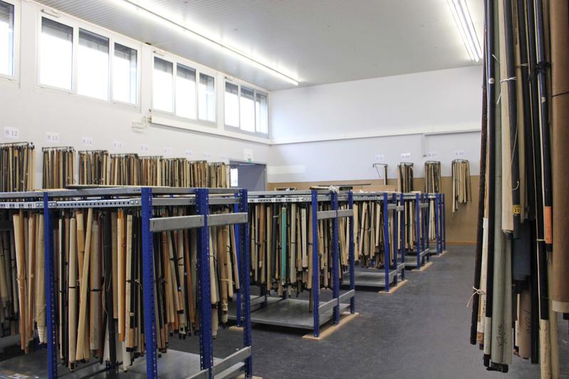 Historische Schulwandbilder dicht an dicht: Die Roll- und Flachkarten der Sammlung sind nun zentral auf dem Campus Nord untergebracht. 