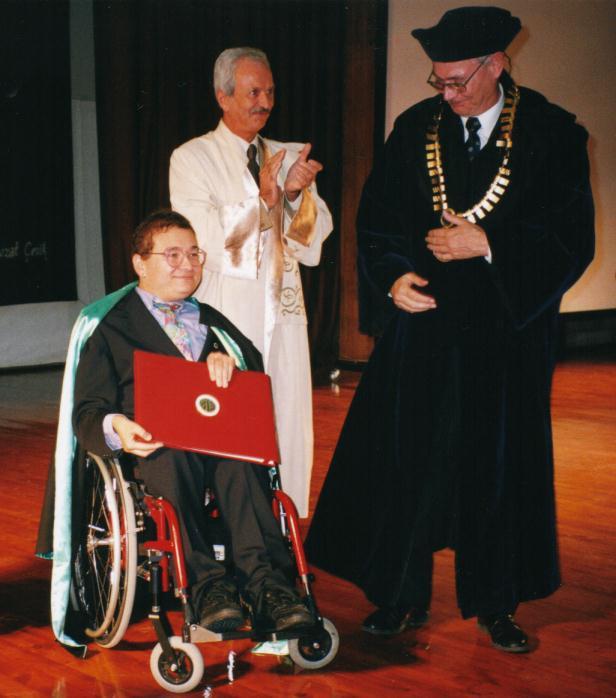 Prof. Dr. Dr. h. c. Onur Güntürkün (links) und der Rektor der RUB, Prof. Dr. Dietmar Petzina (rechts), bei der Verleihung der Ehrendoktorwürde an den RUB-Biopsychologen in Istanbul.