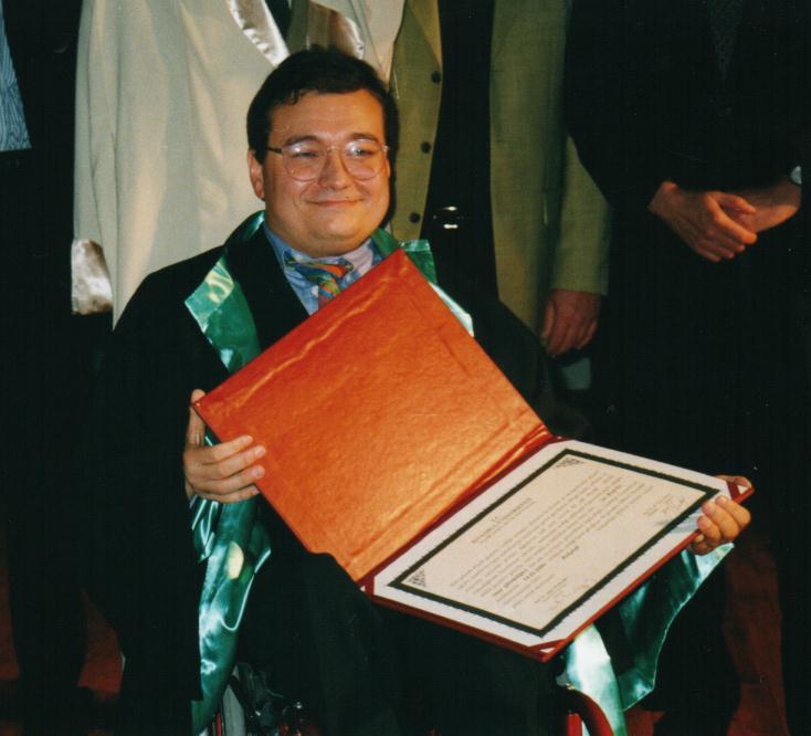 Prof. Dr. Dr. h. c. Onur Güntürkün mit seiner hohen Auszeichnung, der Ehrendoktorwürde der Universität Istanbul.