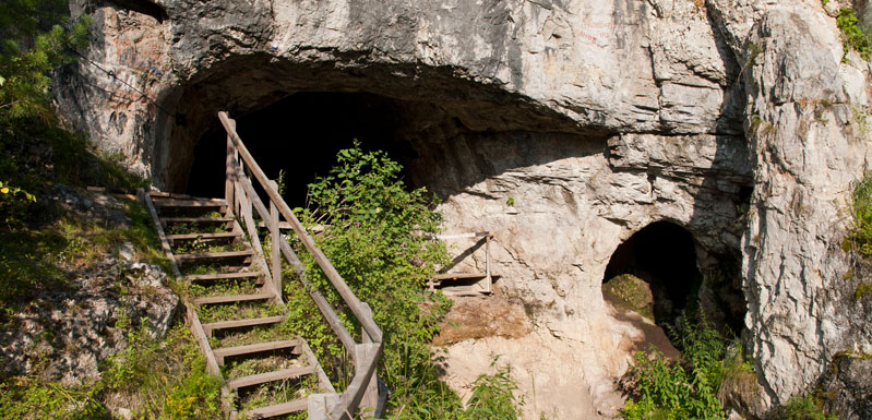 In der Denisova-Höhle (Südsibirien) wurde das Fragment des Fingerknochens gefunden, aus dem nun das komplette Genom eines Denisova-Menschen sequenziert wurde.