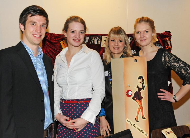 Die glücklichen Gewinner des 5-Euro-Business-Wettbewerbs umringen ihren Strumpfhosen-Automaten: Das Susi-Team (von links) Andreas Götz, Kristina Holz, Juliane Waßmuth und Anna-Lina Blank. 