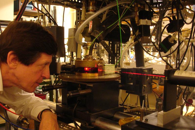 Paul Wagner, Aerosolphysiker der Universität Wien, beim Experiment.