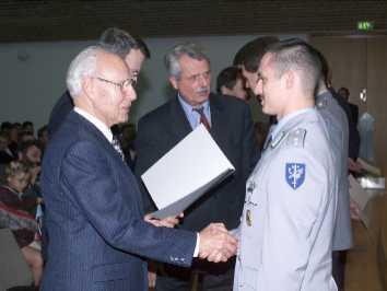 Preisstifter Johann Max Böttcher (links) und Präsident Dr. Hans-Georg Schultz-Gerstein (Mitte) während der Übergabe der Urkunden (Foto: Reinhard Scheiblich, UniBw Hamburg)