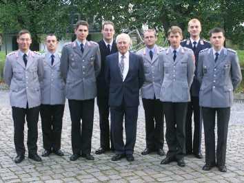 Preisträger und Stifter. Von links nach rechts: Marcus Brand, Carsten Fontaine, Alexander Kuhrt, Ingo Malchartzek, Johann Max Böttcher, Martin Meier, Tilman von Plüskow, Andreas Richter und Christoph Schmitz (Foto: Reinhard Scheiblich, UniBw Hamburg)