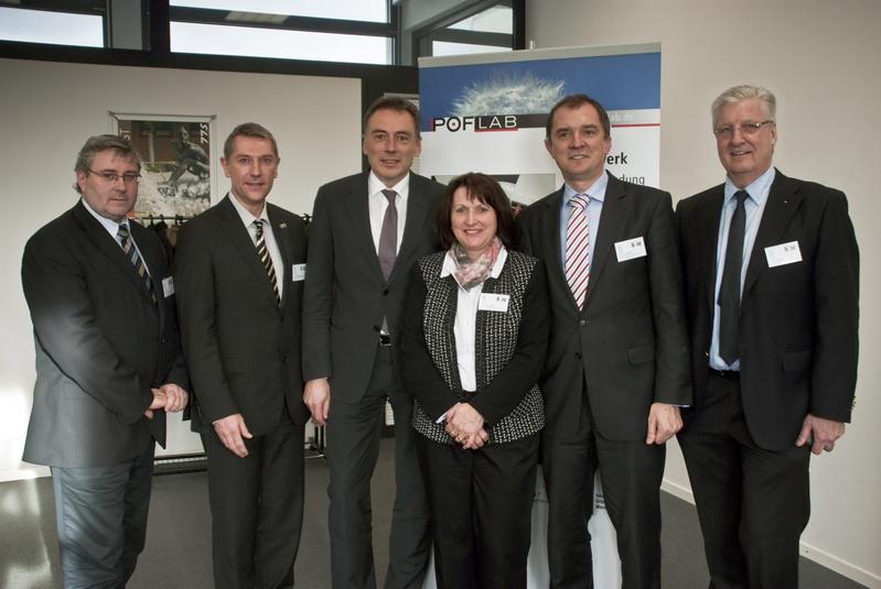 Bild: (v.l.n.r.) Dr. Jürgen Ude, Prof. Dr. Ulrich Fischer-Hirchert, Oberbürgermeister Peter Gaffert, Heike Brehmer MdB, Staatssekretär Marco Tullner, Prof. Burghard Scheel.