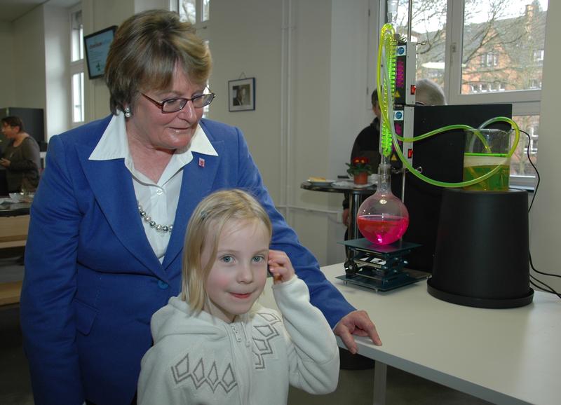 Kultusministerin Dorothea Henzler und Nachwuchschemikerin Ellen Hilt experimentieren zusammen.