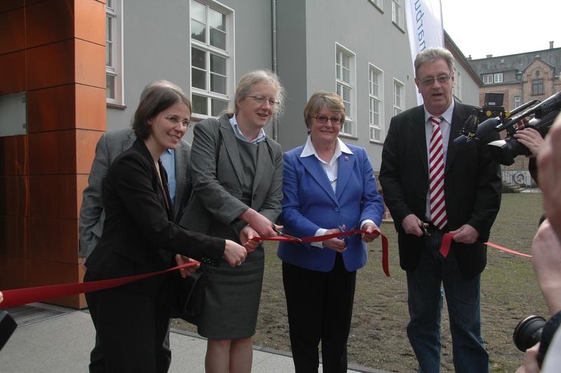 Chemie-Dekanin Prof. Dr. Stefanie Dehnen, Uni-Präsidentin Prof. Dr. Katharina Krause, Kultusministerin Dorothea Henzler und Oberbürgermeister Egon Vaupel beim feierlichen Durchschneiden des Bandes
