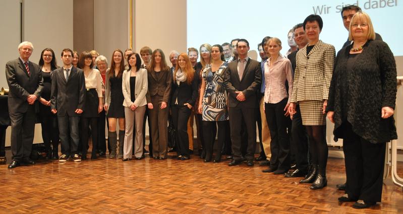 Die neuen Stipendiaten mit ihren Stiftern und Universitätspräsident Prof. Dr.-Ing. Claus Rollinger (ganz links). Foto: Universität Osnabrück