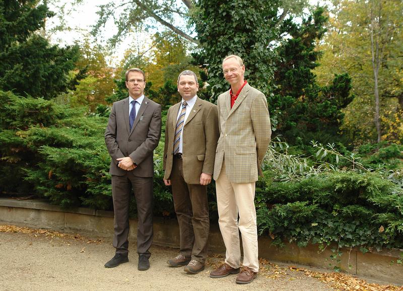 Bild (v.l.n.r.): Der „Systematische Praxiskommentar GmbH-Recht“ ist ein Gemeinschaftswerk der drei Autoren Dr. Maximilian Zimmer, Prof. Dr. André Niedostadek und Prof. Dr. Klaus Lammich.