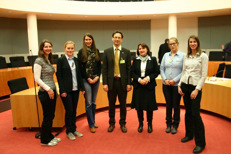 Prof. Dr. Sven Groß (Mitte) und MdB Heike Brehmer (3.v.r.) zusammen mit Studierenden und Mitarbeitern der Hochschule Harz nach der Ausschusssitzung im Bundestag.