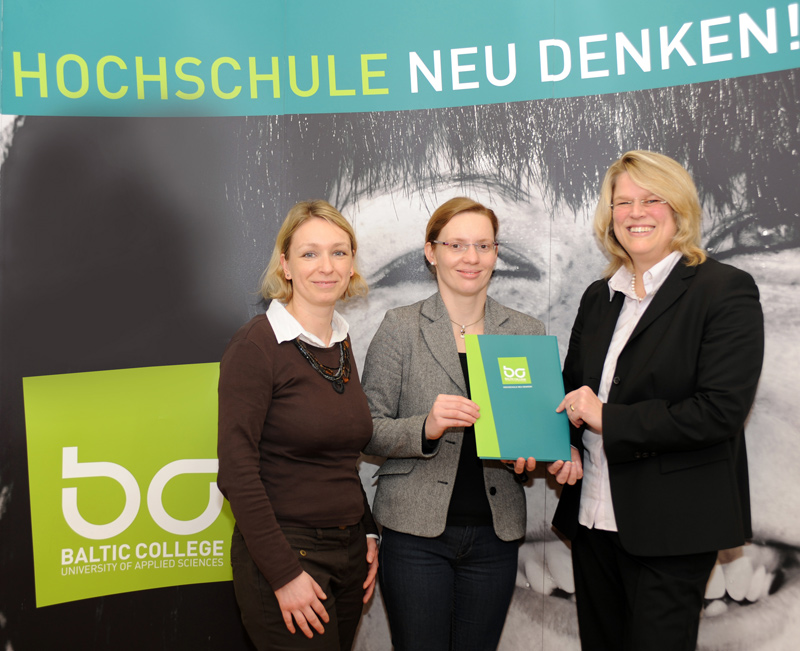 Personalleiterin Diana Dümpelfeld  und Ricarda Jefremow (li.) mit der  Kanzlerin des Baltic College Dr.  Christiane Spieker (re.)