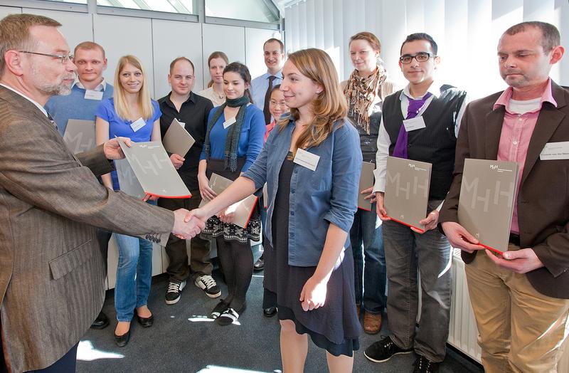 Die Stipendiaten mit Studiendekan Professor Dr. Ingo Just 