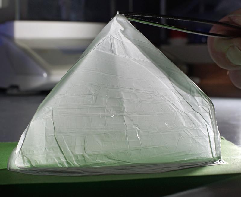 Wirkstoffträger auf Nanofaserbasis, der nach einer Bestrahlung mit UV-A-Licht Stickstoffmonoxid freisetzt.