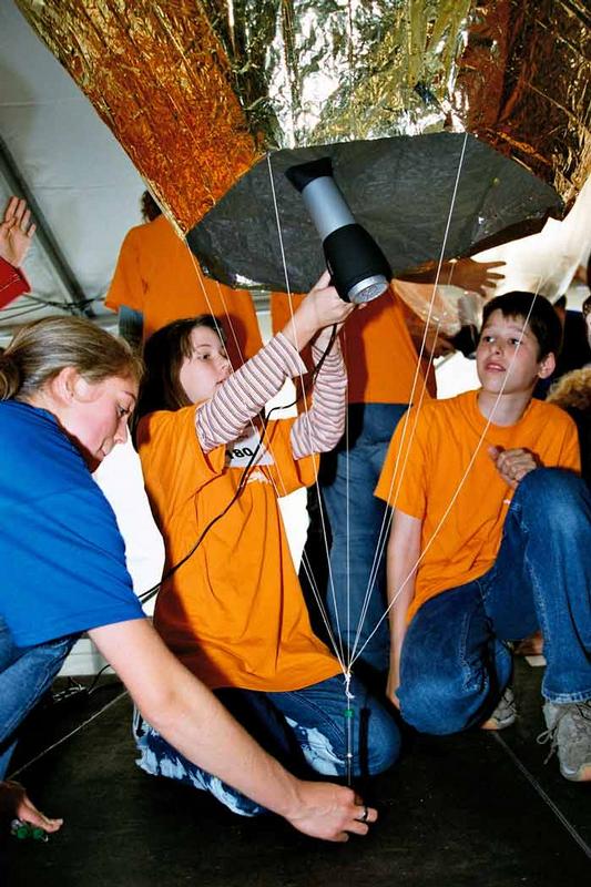 Der Bau eines föngetriebenen Heißluftballons ist eine der Aufgaben beim Schülerwettbewerb "explore physics".