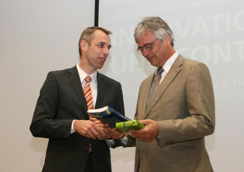 Studiengangsleiter Martin Tschandl mit Gastreferent Herwig R. Friedag