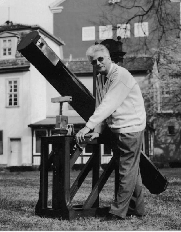 Dr. Reinhard Schielicke freut sich über die Restaurierung des Teleskops, das einst Goethe für 400 Reichstaler erwarb. Foto: Günther/Uni Jena