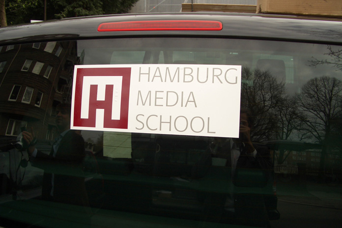 "Marke machen": Auch auf Reisen ist das HMS-Logo ein ständiger Begleiter