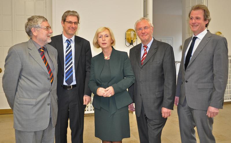Wissenschaftsministerin Prof. Dr. Johanna Wanka eröffnete zusammen mit (v.l.) Prof. Dr. Michael Brzoska, Prof. Dr. Ulrich Schneckener, Universitätspräsident Prof. Dr.-Ing. Claus Rollinger, Prof. Dr. Arnulf v. Scheliha sowie zahlreichen Gästen das Zentrum für Demokratie- und Friedensforschung an der Universität Osnabrück.