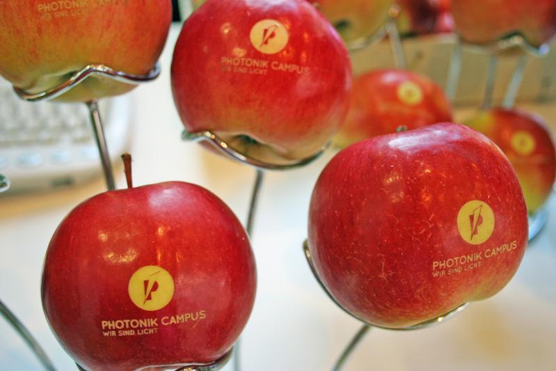 Das Photonik Campus-Logo wurde mit einem CO2-Laser in die Schale der Äpfel gelasert © VDI Technologiezentrum GmbH