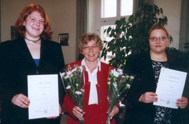 Die Tierpflegerinnen Jasmin Giesler (rechts) und Evi Reichert (links) beendeten ihre Ausbildung am Klinikum der Universität mit Spitzenplätzen bei den Prüfungen. Verwaltungsdirektorin Renate Schülke-Schmitt überreichte ihnen Urkunden. Foto: Emmerich