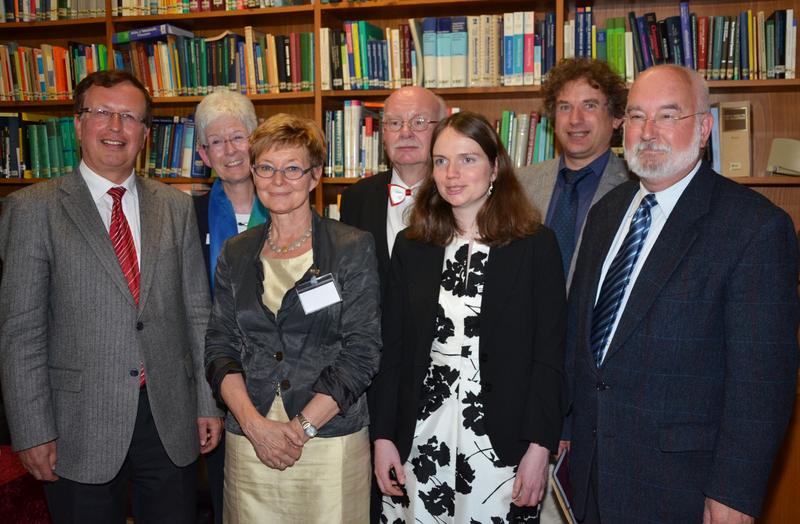 Projektleitung Prof. Dr. Christoph Friedrich und Dr. Kornelia Grundmann, Projektmitarbeiterinnen Dr. Ulrike Enke und Dipl.-Bibliothekarin Martina Kahler, Ehrengast Christian-Ulrich Behring sowie die Vertreter der Fachbereiche Pharmazie und Medizin, Dekan Prof. Dr. Michael Keusgen und Prof. Dr. Gerhard Aumüller. 